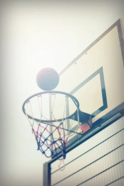 Баскетбольное кольцо в школьной игровой зоне — стоковое фото