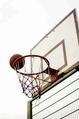 Bir okulda Basketbol çember oyun parkı