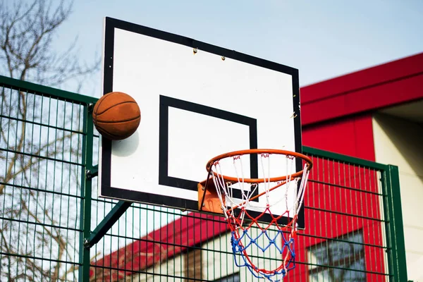 Basketballkorb auf einem Schulspielplatz — Stockfoto