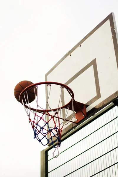 学校の遊び場バスケット ボール フープ — ストック写真