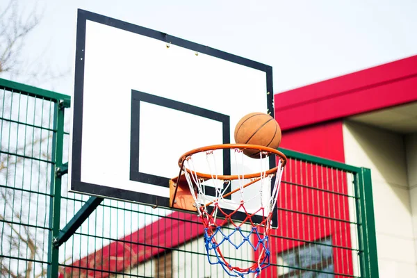Bir okulda Basketbol çember oyun parkı — Stok fotoğraf