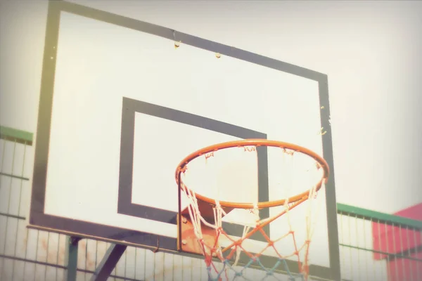 Basketbal hoepel op een speelplaats van de school — Stockfoto