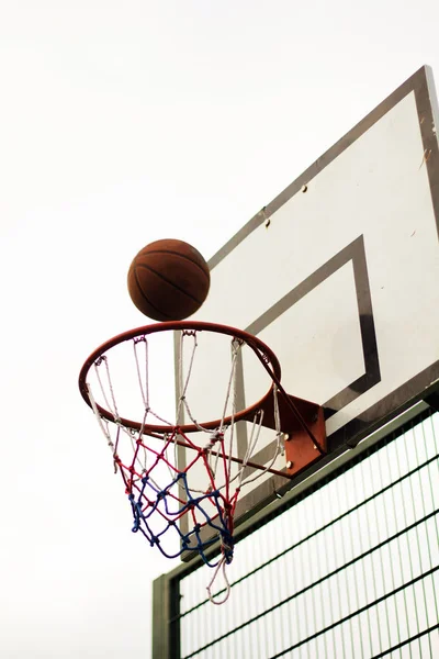 Basketbalový koš v školní hřiště — Stock fotografie