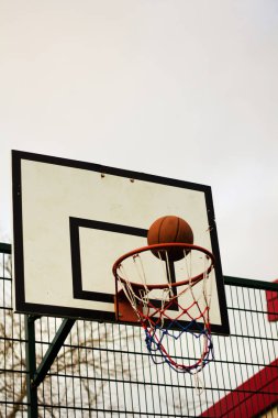 Bir okulda Basketbol çember oyun parkı