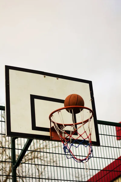 Basketball cerceau dans une aire de jeux de l'école — Photo