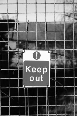 Tel çit için bağlı işaret tutmak