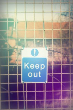 Tel çit için bağlı işaret tutmak