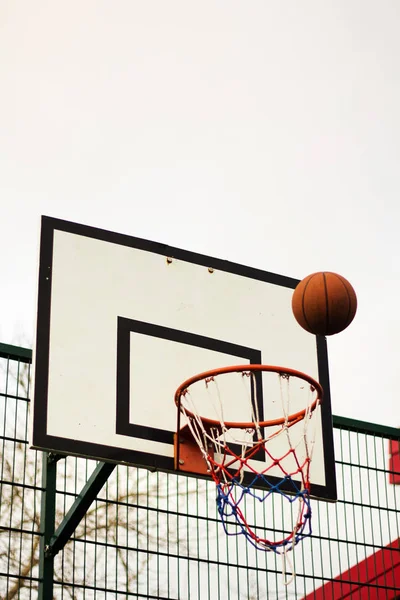 Basketbalový koš v školní hřiště — Stock fotografie