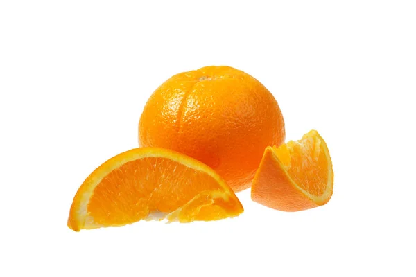 Fatia madura de laranja em um fundo branco — Fotografia de Stock