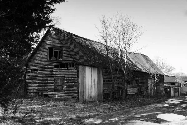Eski terk edilmiş boş ahşap ahır ülkede — Stok fotoğraf