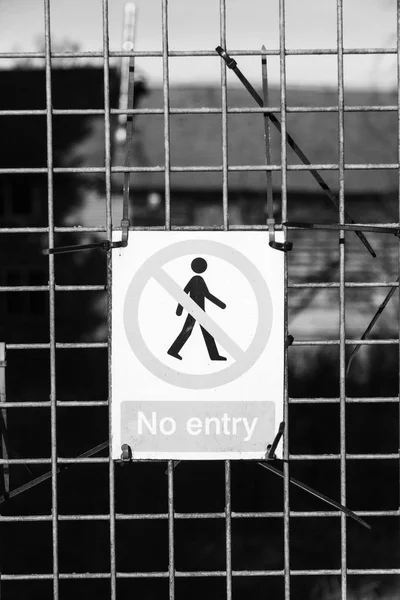 Tel çit için bağlı işaret tutmak