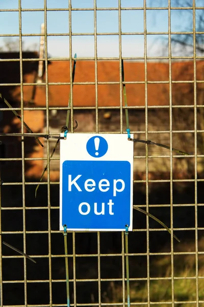 Keep out sign tied to wire fence — Stock Photo, Image