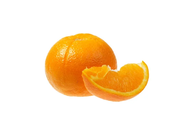 Спелый оранжевый кусок на белом фоне — стоковое фото