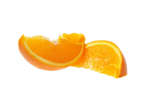 Rebanada madura de naranja sobre un fondo blanco — Foto de Stock