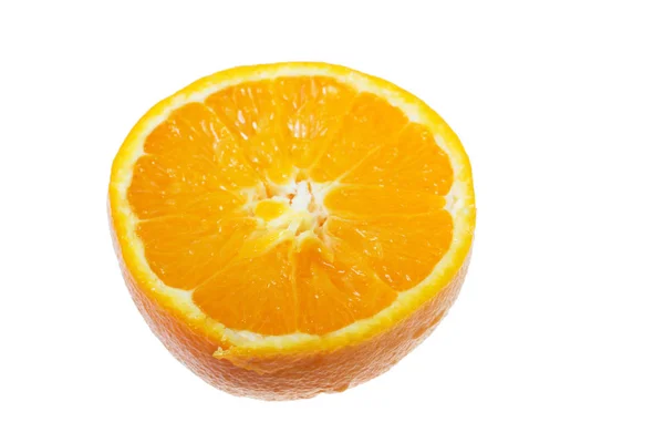 Стиглі шматочки апельсина на білому тлі — стокове фото