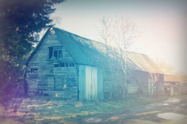Starych opuszczonych puste drewniane stodoły w kraju — Zdjęcie stockowe