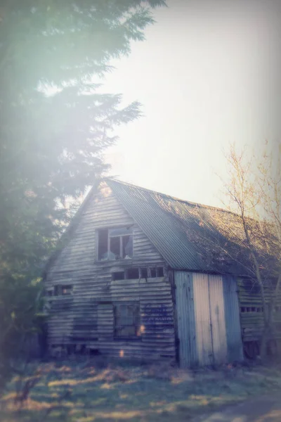 Vecchio derelitto fienile di legno vuoto in campagna — Foto Stock