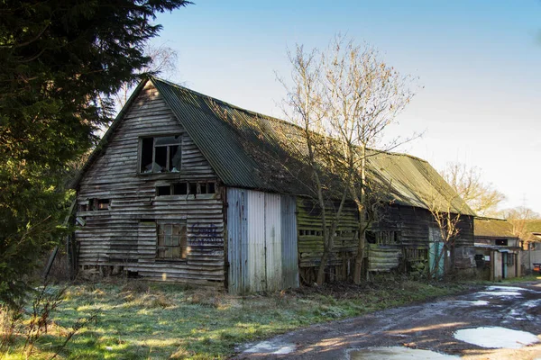 国の古い遺棄された空木造の納屋 — ストック写真