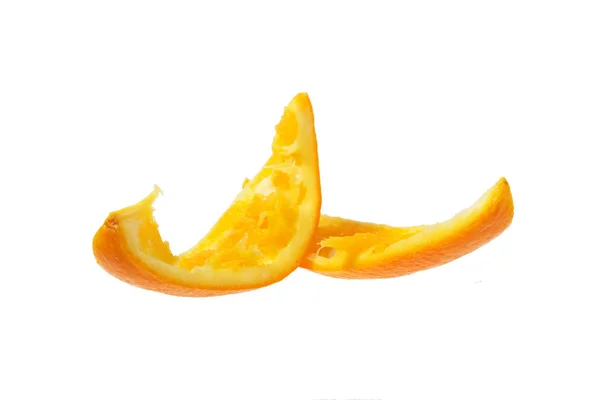 Comer rebanada de naranja sobre un fondo blanco — Foto de Stock