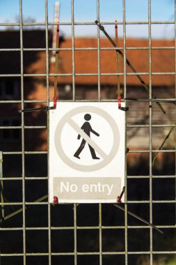 Tel çit için bağlı işaret tutmak