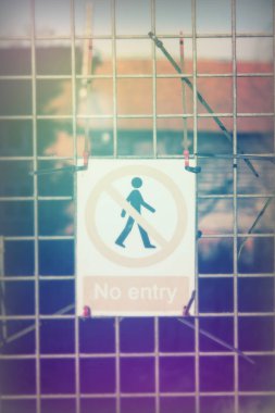 Tel çit için bağlı işaret tutmak