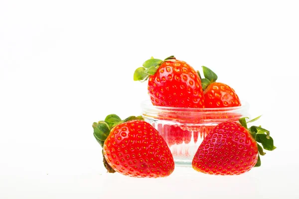 Heldere rode aardbeien tegen een witte achtergrond — Stockfoto