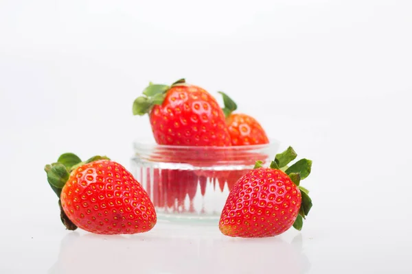 Ljusa röda jordgubbar mot vit bakgrund. — Stockfoto