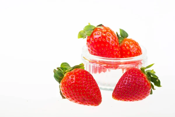 Fresas rojas brillantes sobre un fondo blanco — Foto de Stock