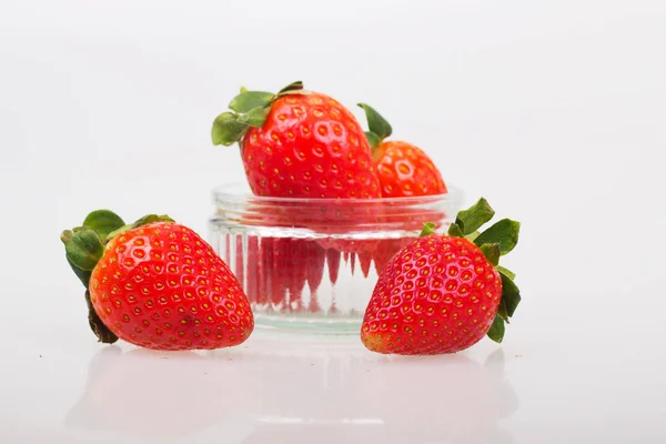 Heldere rode aardbeien tegen een witte achtergrond — Stockfoto