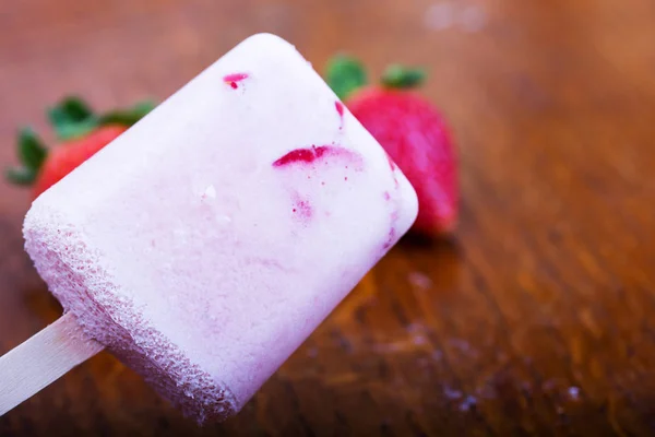 Lolly casero del hielo de la fresa en fondo rústico — Foto de Stock