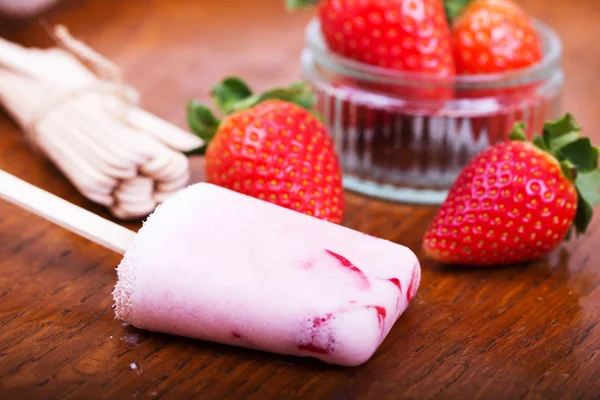 Lolly casero del hielo de la fresa en fondo rústico — Foto de Stock