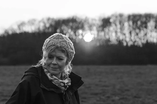 Hermosa mujer caminando por el campo Fotos de stock libres de derechos