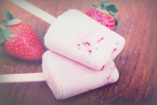 Zelfgemaakte strawberry ice lolly op rustieke achtergrond — Stockfoto