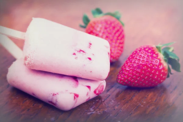 Zelfgemaakte strawberry ice lolly op rustieke achtergrond — Stockfoto