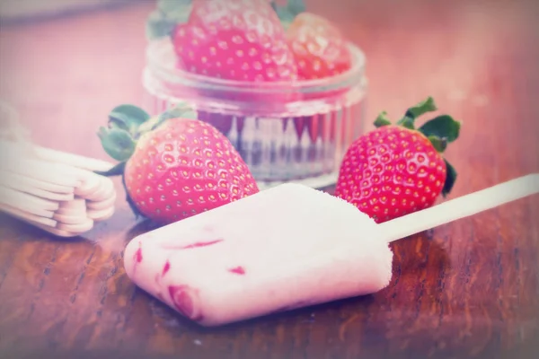 Zelfgemaakte strawberry ice lolly op rustieke achtergrond — Stockfoto