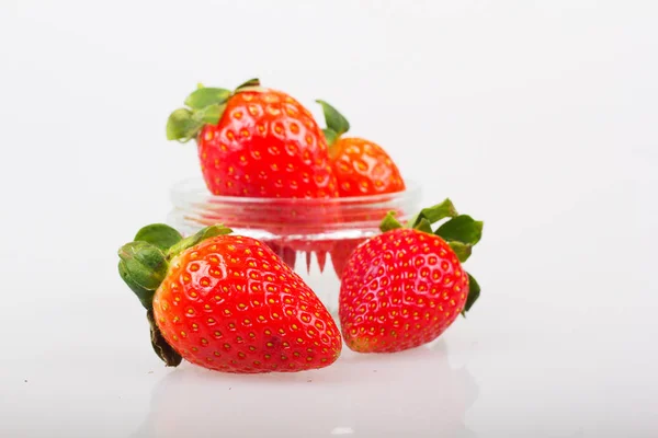 Fresas rojas brillantes sobre un fondo blanco — Foto de Stock