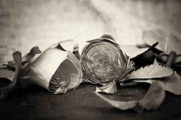 Kayrak parçası üzerinde gül kesip