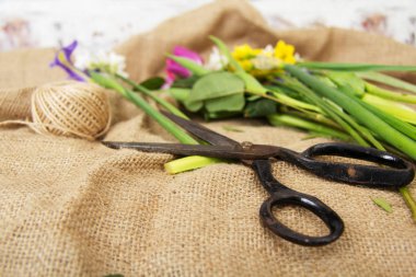 Rustik bir arka plan bahar çiçek aranjmanı