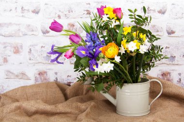 Rustik bir arka plan bahar çiçek aranjmanı