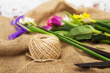 Rustik bir arka plan bahar çiçek aranjmanı