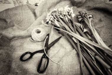 Rustik bir arka plan bahar çiçek aranjmanı