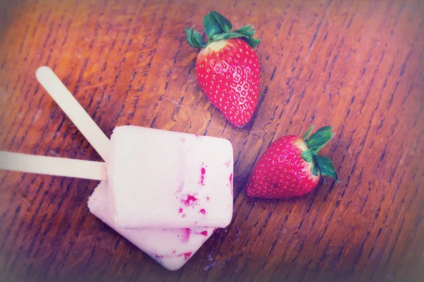 Lolly casero del hielo de la fresa en fondo rústico — Foto de Stock