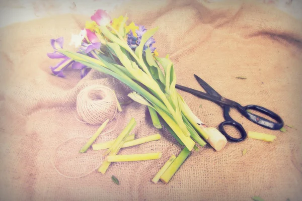Arreglo floral de primavera sobre un fondo rústico — Foto de Stock