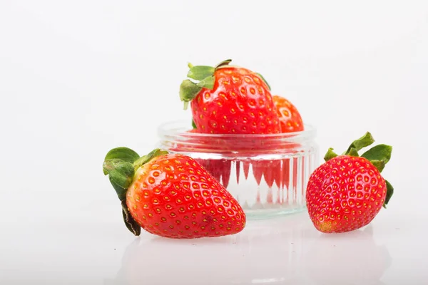 Heldere rode aardbeien tegen een witte achtergrond — Stockfoto