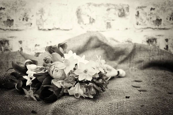 Aranjament de flori de primăvară pe un fundal rustic — Fotografie, imagine de stoc
