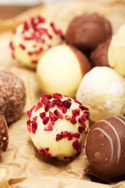 Rustik bir arka plan üzerinde lezzetli çikolata seçimi