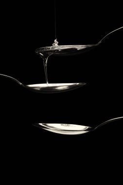 Tatlım kaşık karanlık bir arka plan karşı dökme