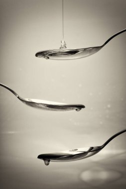 Tatlım kaşık hafif bir arka plan karşı dökme