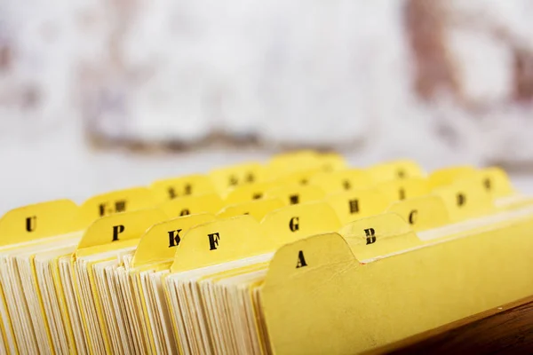 Close up van de alfabetische indexkaarten in vak — Stockfoto