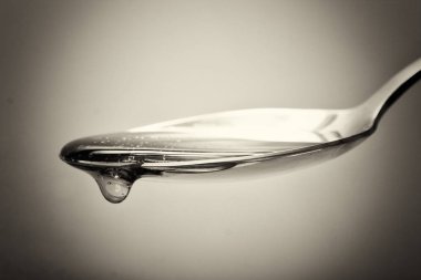 Tatlım kaşık hafif bir arka plan karşı dökme